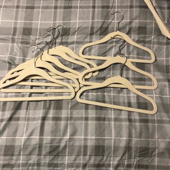 Pack of 8 cream/white kid hangers velvet material - Picture 2 of 8